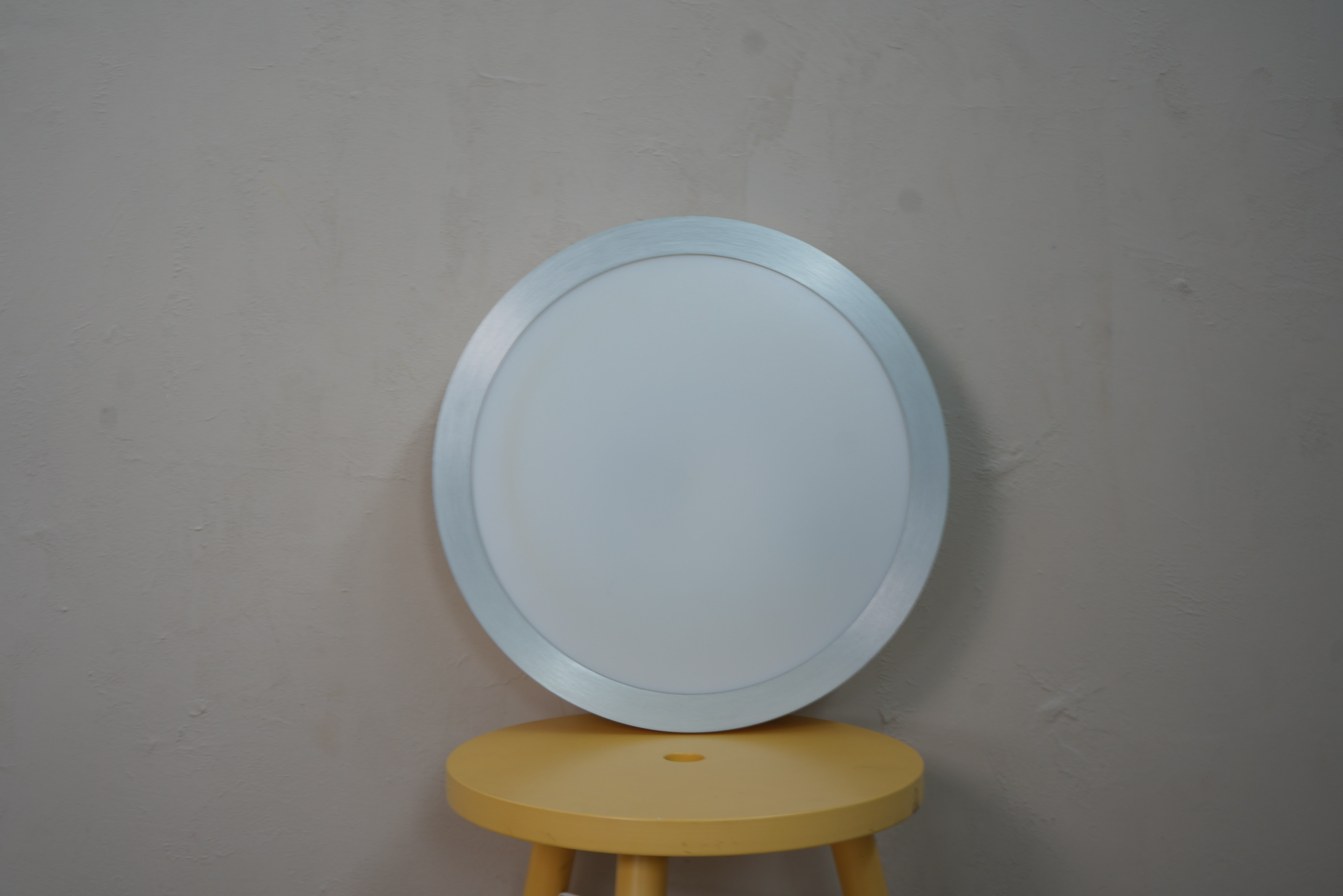 Louis Poulsen loftlampe Ø40 set forfra – rund hvid lampe med aluminiumsramme